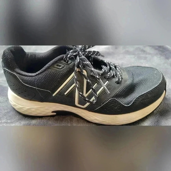 NEW BALANCE 410 v8 Trail Running Shoes BLK & WHITE Womens Size 6.5 - Picture 3 of 13